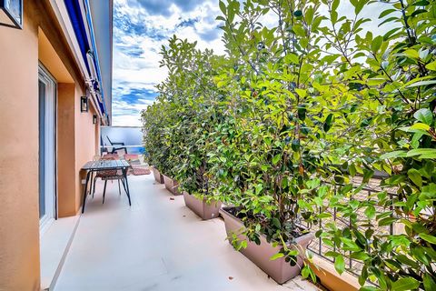 UNIQUE // Villefranche-sur-Mer // Nestled on the penultimate floor of a tranquil street in the city center, just steps away from the beach, the port, shops, and public transportation, this stunning 2-room apartment has been newly renovated with high-...