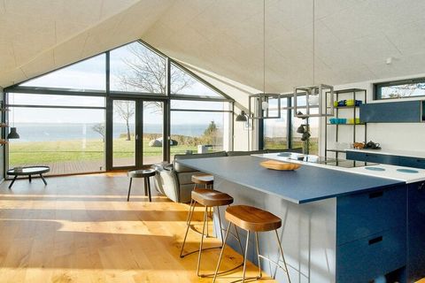 Attraktives Ferienhaus mit Whirlpool im Bad und atemberaubendem Panoramablick! Liegt unmittelbar am Wasser bei Kregme. Das Feriendomizil besticht durch moderne Architektur und stilvolles, skandinavisches Innendesign, das eine Atmosphäre von Eleganz u...