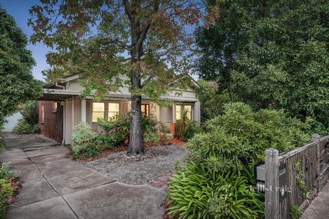 Offrant un large éventail de possibilités passionnantes, ce bungalow californien en brique solide de 3 chambres et 2 salles de bains se trouve sur une superficie d’environ 569 m². Une belle base à mettre en place pour la famille pour les décennies à ...