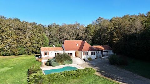 SAINT-CYPRIEN (24220) - Belle propriété récente de plain-pied avec piscine, suite indépendante et garage sur 4742m2 de terrain. Prix euros 487.000 FAI à la charge du vendeur. A proximité du village de Saint-Cyprien, se trouve cette belle propriété co...