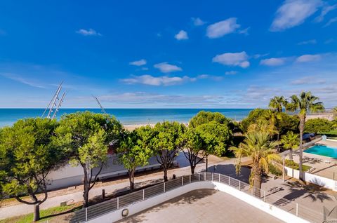 APPARTEMENT DE 2 chambres, dune superficie totale de 132,70 m2 à Quarteira. Cette propriété est située sur le front de mer, et a donc un emplacement privilégié. Laéroport de Faro est accessible en 25 minutes en voiture. Cet appartement se compose de ...