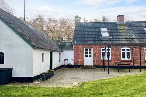 Großes, wohnliches Ferienhaus in malerischer und ruhiger Umgebung auf einem schönen Naturgrundstück mit schönem Garten und dazugehörigem Waldgebiet. Der großzügige Innenraum des Hauses und das schöne Licht schaffen eine angenehme Wohnatmosphäre, idea...