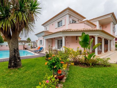 Excellent detached villa with a swimming pool, located in Marisol, near the beaches of Costa de Caparica, Aroeira, and its golf course. Just 10 minutes from the fantastic Fonte da Telha beach and 30 minutes from Lisbon and the international airport. ...