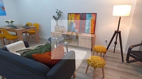 Ce charmant appartement de deux chambres au cœur de Lisbonne illustre la vie urbaine moderne avec son design élégant et son agencement fonctionnel. En entrant, on est accueilli par un espace de vie ouvert spacieux qui intègre parfaitement la cuisine ...