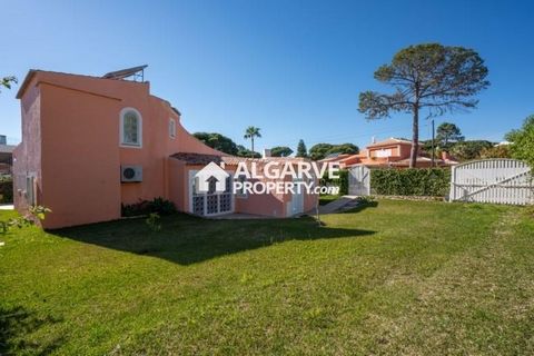 Located in Vilamoura. Charming 3+1 bedroom detached villa located in a very quiet and exclusive area in Vilamoura en ALGARVE. Near the Pinhal Golf Course, approx. 3/4 minute walk and only 15 minutes walk to the marina and the beach. 545 sq.m. plot wi...