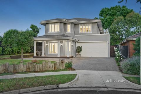 Se ha tenido una cuidadosa consideración en el diseño y la construcción de esta impresionante casa ecológica y de bajo consumo, ubicada en la parte superior de un patio tranquilo. Más allá de una elegante fachada de los Hamptons con una terraza de re...