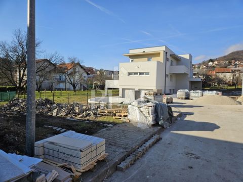 Wohnung im Dachgeschoss von 247 m2 bestehend aus einer Küche mit Wohnzimmer, vier Schlafzimmern, Bad, zwei Balkonen, Terrassen. Die Wohnung verfügt über zwei Garagen und einen Garten von 217 m2. Das Anwesen befindet sich in attraktiver Lage, abseits ...