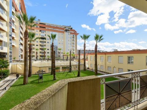 3+1 bedroom apartment in Pinhais da Foz, in a gated community with 24-hour security, and a garden area. The apartment has 2 suites, one in the service area. The living room overlooks the condominium garden, to the east. Parking space and storage spac...