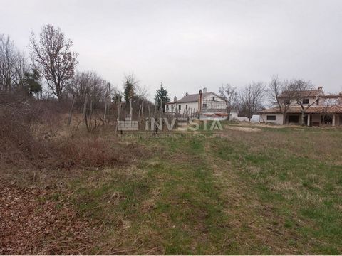 Location: Istarska županija, Gračišće, Gračišće. Nel pittoresco comune di Gračišće, su un terreno elevato, è in vendita un lotto edificabile di 1652 m². La strada di accesso è tracciata e la rete elettrica principale e il pozzetto dell'acqua si trova...