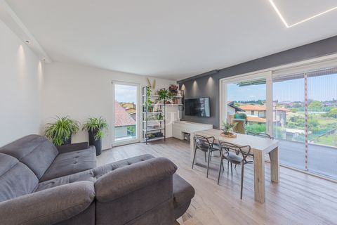 Four-room apartment with solarium and double garage a stone's throw from the center of Desenzano del Garda. The building was built in 2020, consists of 6 units and is equipped with all the energy-saving, acoustic and safety systems of a comfortable a...