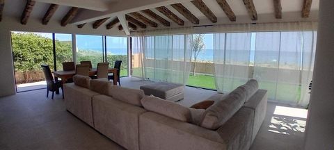 Magnifique villa à vendre avec une vue imprenable dans un quartier calme de la ville de Denia, située sur une plage de sable fin de 15 km. La villa a été entièrement rénovée et offre 4 chambres spacieuses, 4 salles de bains et un salon spacieux avec ...