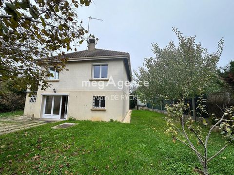 Maison de 100 m2 sur sous sol total aménagé, sur son terrain clos d'environs 617 m2. A 10 mn de Sens et sa gare, à proximité des écoles primaires. A l'étage un couloir dessert une cuisine aménagée et équipée, un séjour, deux chambres, une salle de ba...