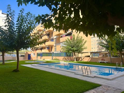 Acogedor apartamento de 2 dormitorios a tan solo 150m de la playa de Daimuz La propiedad se encuentra en una urbanización cerrada con piscina al aire libre y cerca de una escuela de animación playera y deportes acuáticos Se trata de una tercera plant...