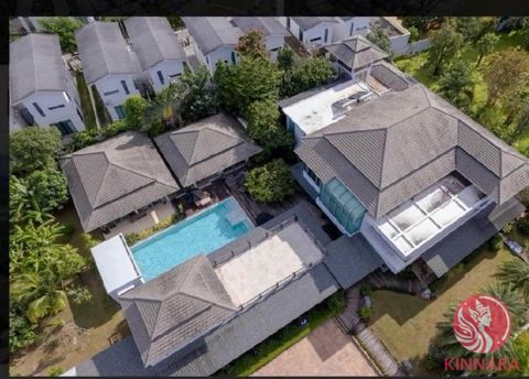 Villa te koop - Koh Keaw, Phuket - Toplocatie nabij British International School - 3.122 m² grondoppervlak - 7 slaapkamers, 8 badkamers - Ruime woonkamer met houten vloeren - Inclusief een entertainmentruimte - Verkoopprijs: 195.000.000 Baht