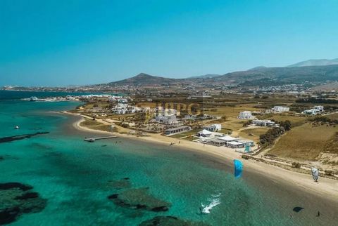 Ontdek een uitzonderlijke investeringsbestemming in Antiparos, op een locatie die de ultieme charme van de kust combineert met de mogelijkheid om te verbouwen tot een luxe accommodatie of wooncomplex. Met een oppervlakte van 5.200 m² en gebouwen die ...