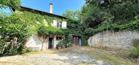 Sur les hauteurs de Cahors (Lot), à 2 min de son centre ville, Sélection Habitat vous propose cette charmante maison des années 1979 de 198m2 habitables sur 2 niveaux. Vous serez séduit par cette belle demeure de presque 200m2, en partie clôturée, su...