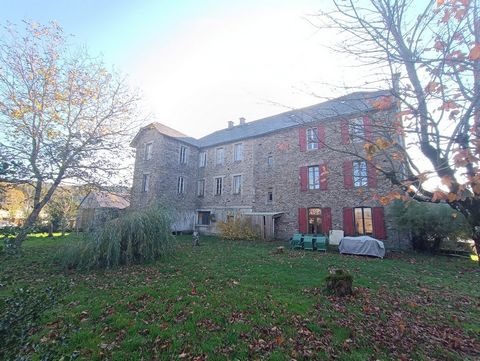 Situé sur le plateau du Lévézou, à proximité du lac de Pareloup de sa plage et de son port, belle bâtisse de 440 m² habitables à ce jour avec la possibilité d'en aménager 255 m² supplémentaitres ainsi que des caves et un garage, l'ensemble sur 910m² ...