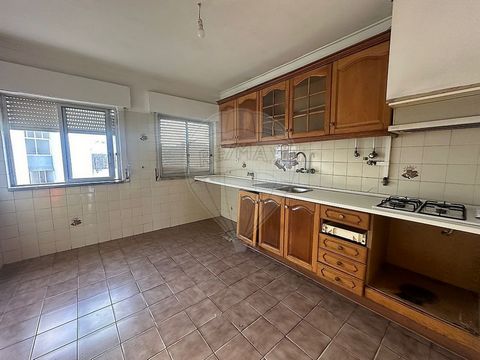 Apartamento T2   IMÓVEL ARRENDADO Excelente oportunidade de investimento se o que procura é rentabilidade e valorização! Com uma área total de ..90. m2   *Rentabilidade de 3%   Localizado na freguesia de Laranjeiro, concelho de Almada, Distrito de Se...