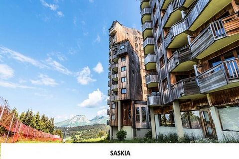 Située dans le quartier de la Falaise, à proximité immédiate des parkings couverts, cette résidence offre une vue panoramique sur la station et la vallée de Morzine. Elle est composée de plusieurs bâtiments : Le Saskia, Le Datcha, l'Elinka, l'Hotel d...