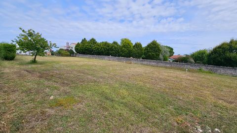 Niort Les Brizeaux, beau terrain à bâtir de 938 m² avec chemin d'accès privatif, non viabilisé (réseaux à proximité immédiate). Bien situé. Prix FAI : 109 800 euros dont 4.57 % honoraires TTC à la charge de l'acquéreur.