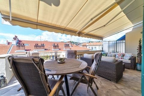 Diese herrliche 3-teilige Wohnung befindet sich im obersten Stockwerk der BELLE EPOQUE RESIDENCE mit großer Terrasse von 38 m² und wurde mit gutem Geschmack renoviert. Es besteht aus einer Eingangshalle, einem großen Wohnzimmer mit Kamin und einer of...