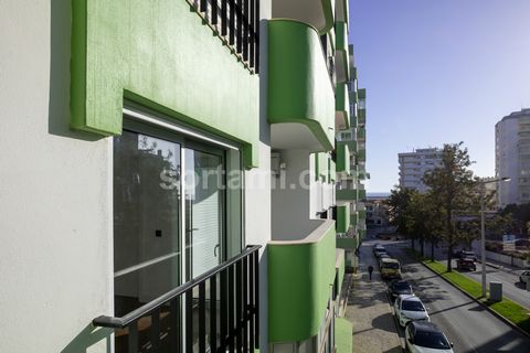 Appartement de deux chambres, vue mer, à Quarteira ! Cette propriété dispose de deux chambres en suite avec placards intégrés, d´une kitchenette reliée au salon et d´une salle de bain. Cet appartement est parfait pour ceux qui recherchent un endroit ...