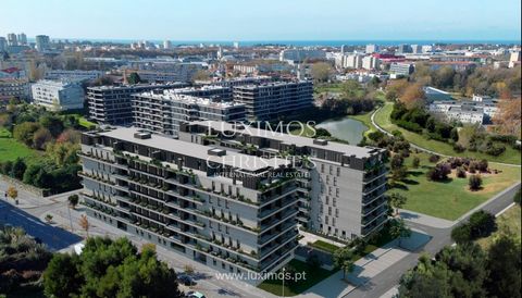 Nuevo  piso de tres dormitorios en venta en la urbanización Green Terrace Porto - Fusion Private Residence , con amplio balcón , en Oporto . Este piso de tres dormitorios , de diseño moderno e integrado, está situado a pocos metros del futuro Parque ...