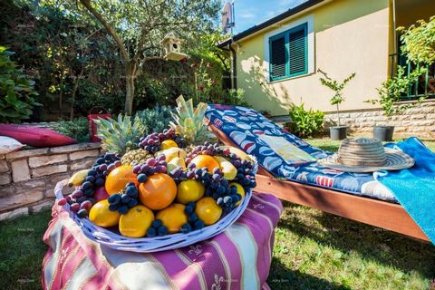 Vendiamo casa, vicino alla baia di Cuve, 300 m² con edifici aggiuntivi In una zona tranquilla vicino alla baia di Cuve, è in vendita una splendida casa di 300 m² con un ampio e curato giardino che include una casetta al piano terra di 59 m² e due edi...