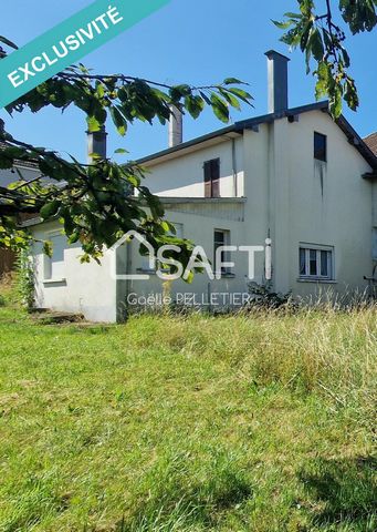 Située dans la charmante commune de Mamirolle, cette maison mitoyenne à rénover offre un cadre de vie paisible aux futurs habitants. Proche des commerces locaux et des écoles, cette localité dynamique ravira les familles en quête de convivialité et d...