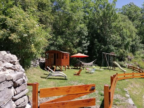 Venez découvrir cette maison au cur de la montagne, idéale pour une résidence principale ou secondaire. Vous apprécierez le calme et la sérénité de ce village dominant Le Dévoluy. Située dans un magnifique village de montagne, cette maison de village...