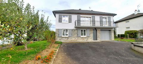 À visiter avec Duclaux IMMO, ARPAJON-SUR-CERE, maison individuelle de 1974 de 130 m2 habitables environ sur trois niveaux. De plain-pied : une entrée, un garage de 26 m2, une grande chambre de 20 m2, une salle d'eau avec WC, une cave, une buanderie e...