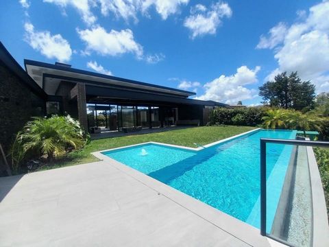 Discover this gem in Llano Grande, just a stone's throw from the prestigious Llano Grande Club. A spectacular house of 547 m² built on a generous lot of 3090 m². With three bedrooms, plus maid's room, this five-year residence offers luxury and comfor...