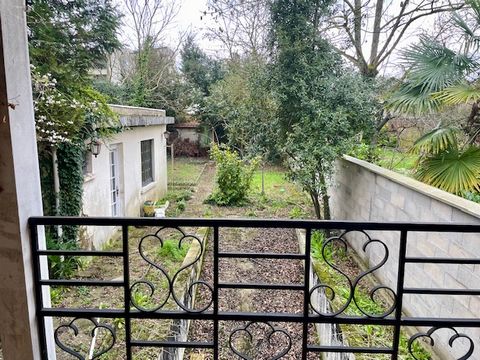 Nichée dans le paisible quartier de Champigny-sur-Marne, à proximité des bords de Marnes, à cinq minutes de la Gare RER E, une maison individuelle spacieuse parfaitement agencée. Cette maison offre un cadre de vie idéal pour les jeunes familles et le...