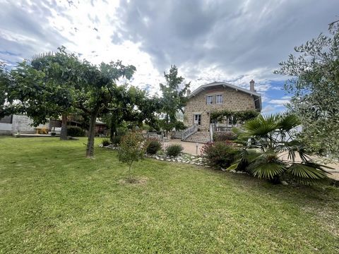 Kommen Sie und entdecken Sie in der Stadt Vernosc-lès-Annonay ein hübsches Steinhaus von 137 m2 Wohnfläche, es besteht aus 5 Schlafzimmern, einem Wohnzimmer, dem Esszimmer, das zu einer ausgestatteten Küche hin offen ist, mit einem Holzofen, um an di...