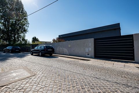 Moradia térrea de 4 frentes, com jardim e piscina   Esta moradia encontra-se estrategicamente inserida em zona residencial calma e aprazível, que sobressai pela comodidade de dispor, nas suas imediações, de todo o tipo de espaços de comércio, restaur...