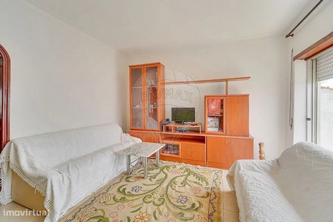 Apartamento T1 para venda em São Martinho do Bispo - Alqueves Ao entrar, será recebido por um hall de entrada acolhedor que leva a uma cozinha totalmente equipada, a uma sala ampla e luminosa. O quarto é confortável e a casa de banho tem uma boa área...