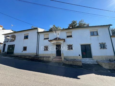 Maison située dans le beau village de Porto da Espada (Marvão) à cinq minutes de la frontière avec l’Espagne. Cette villa se compose de : * Rez-de-chaussée avec deux chambres, cuisine, salle de bain, deux débarras et garage. * 1er étage avec cinq cha...