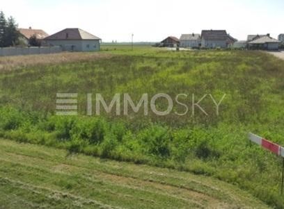 Ta nasłoneczniona działka o powierzchni 1200 m² znajduje się w cichej dzielnicy mieszkalnej, w której możesz zrealizować swój osobisty wymarzony dom. Dużo zieleni i urokliwa okolica - to tylko kilka atrakcji tej ekscytującej nieruchomości. To dobry p...