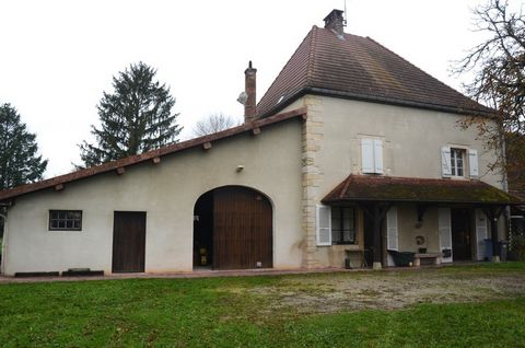 Située au calme sur un terrain de 7000 m2, cette maison de caractère mitoyenne saura vous séduire par ses volumes. Au RDC la pièce de vie avec mur en pierres apparentes, poutres au plafond et ancien four à pain apportent un joli cachet. A côté, le sa...