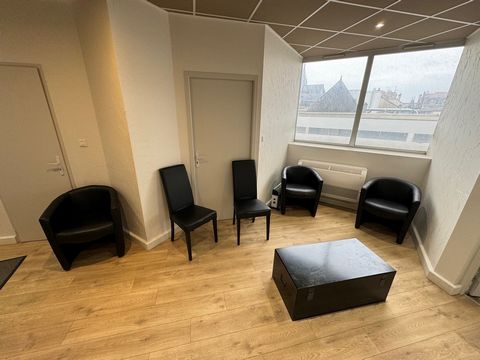 Nancy, à 2 pas de la Place Charles 3, LOCAL PROFESSIONNEL de 90m2, vendu vide. 1er étage avec ascenseur. Le local est occupé depuis presque 20 ans par 2 médecins. Grand parking (payant) devant l'immeuble, accéssibilité très simple. Copropriété sécuri...