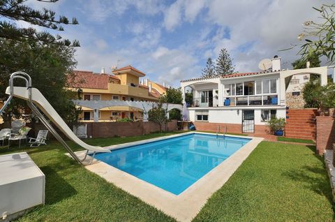 Located in Torreblanca. Beautiful VILLA with nice SEA VIEWS, located in Torreblanca (Fuengirola). Peaceful location with a bus stop next to the house and a children's playground. 736 m2 plot with swimming pool, garden and large terrace with beau...