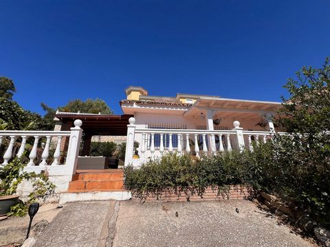 Located in Torrenueva. Investment opportunity. Detached villa with plot of 725m2 in very exclusive and sought after urbanization, urbanization Torrenueva, 250m from the beach of El Bombo. It has everything at the door of the house: restaurants, super...