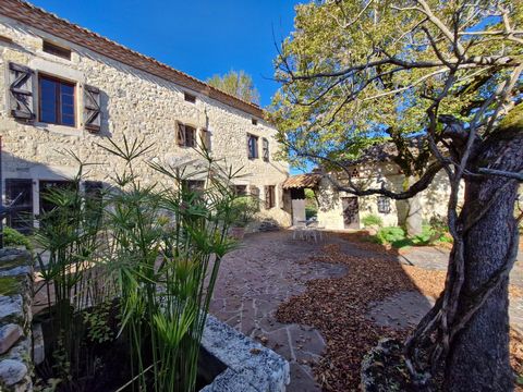 Ce sublime ensemble de caractère se dresse dans le triangle d'or, à seulement 5 minutes de Cordes-sur-Ciel, offrant un cadre prisé en pleine campagne. Proche d'écoles, collège et commerces, elle bénéficie d'un environnement tranquille au cœur d'un pe...