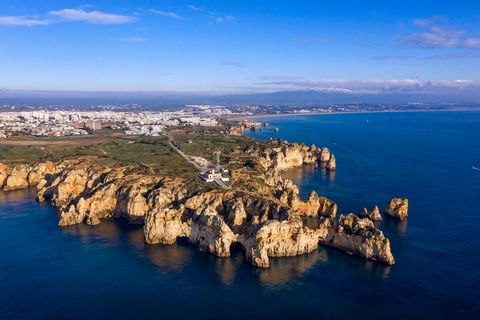 Situado numa zona privilegiada de Lagos,este terreno fica a poucos passos da praia de Porto de Mós,conhecida pelas suas águas cristalinas e ambiente animado.A orientação sul proporciona muita luz natural, tornando-o num local ideal para relaxar e viv...