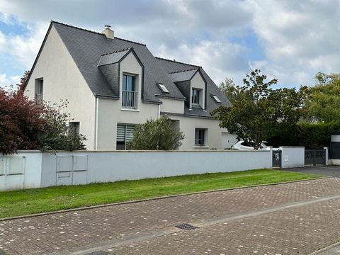 Découvrez cette très jolie maison située en impasse dans un quartier prisé et très calme de Sainte Luce sur Loire . A 5 minutes à pieds du centre ville et de ses commerces , proche des transports (150 mètres) , des écoles et commerces . Implantée sur...