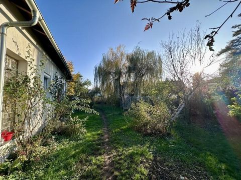 Central, idyllic, family-friendly and green this bungalow is the perfect home for families who appreciate a central location, plenty of space and a natural environment. Only a 10-minute walk from the City Arkaden, it offers a spacious garden with fru...