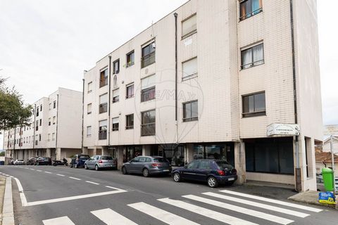 Apartamento T2 com 80m2 num 1º andar de prédio sem elevador. • Hall de entrada com acesso para a cozinha e sala; • Cozinha e sala ampla com muita luz natural e vistas para a rua; • 2 Quartos com janelas grandes; • Casa de banho completa com banheira ...