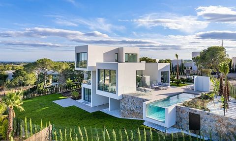 Luxury Detached Villa with Private Infinity Pool and Golf Course Views in San Miguel de Salinas, Alicante Explore this exquisite villa offering unparalleled comfort and stunning views within the prestigious Las Colinas Golf Resort: 1. Prime Location:...