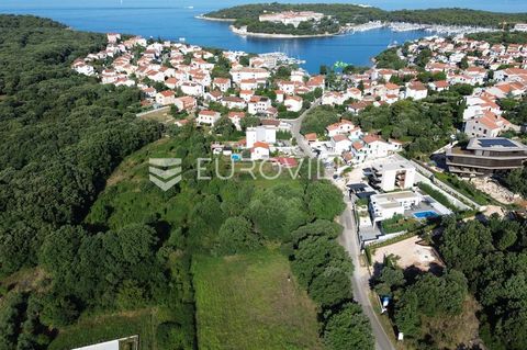 For sale is a beautiful and rectangular building plot located in a quiet location in Pješčana Uvala, only 350 m from the sea. The plot is located within the boundaries of the construction area of the settlement - the built-up part; in the residential...