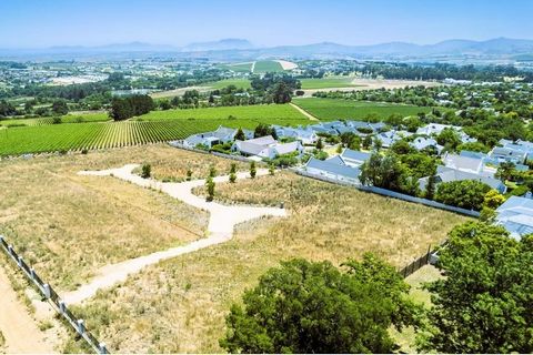 Posizione eccezionale della proprietà! Situato in uno dei sobborghi più alti della città di Stellenbosch. La tenuta offre una vista di vasta portata su vigneti e terreni agricoli che si estendono fino alla bellissima Table Mountain. Lo stand è nascos...